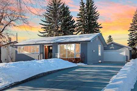 6427 Lombardy Crescent SW Calgary, AB T3E 5R4