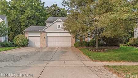 1101 Chestnut Ln South Lyon, MI 48178