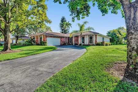 892 NW 83 Dr Coral Springs, FL 33071