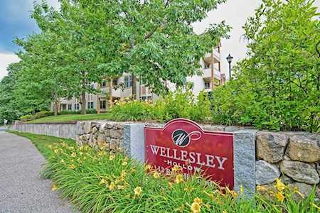 12 Russell Road #208 Wellesley, MA 02482