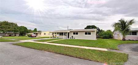 6951 SW 3rd St Pembroke Pines, FL 33023