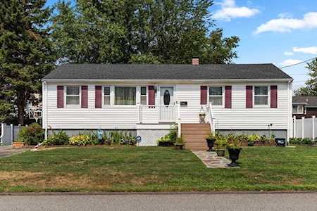 8 Wickford St Saugus, MA 01906