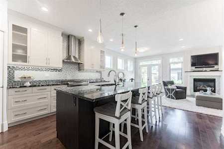 2116 53 Ave SW Calgary, AB T3E 1K8
