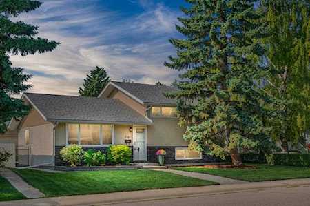 3243 Bearspaw Dr NW Calgary, AB T2L 1T1