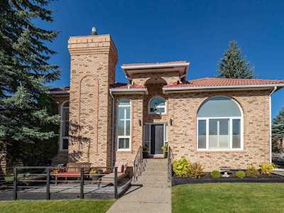 158 Hawkside Close NW Calgary, AB T3G 3K7