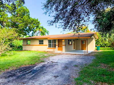 2807 W Hickory Circle Mims, FL 32754
