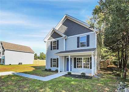 305 Featherstone Dr Charlotte, NC 28213