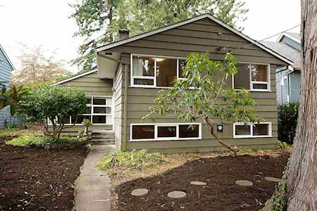 1066 W 22nd Street North Vancouver, BC V7P 2E5