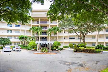 3800 Oaks Clubhouse Dr #209 Pompano Beach, FL 33069