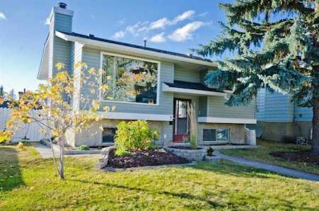 3 Castlegrove Way NE Calgary, AB T3J 1T6