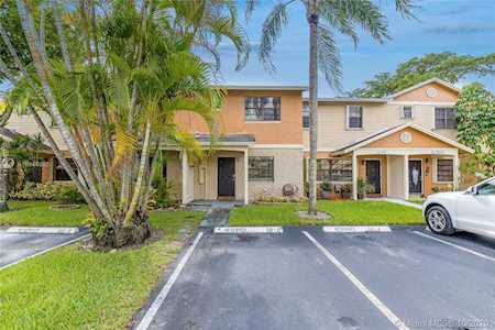 10490 NW 6th St Pembroke Pines, FL 33026