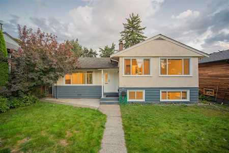 953 Drayton Street North Vancouver, BC V7L 2C5