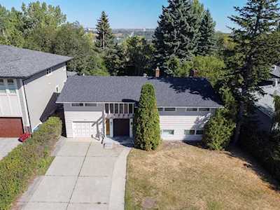 2444 Sovereign Crescent SW Calgary, AB T3C 2M2