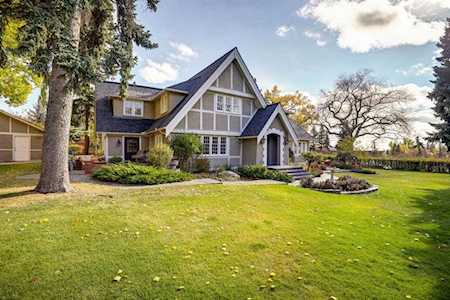 868 Hillcrest Ave SW Calgary, AB T2T 0Y9