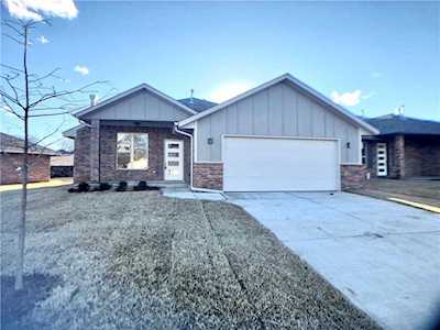 834 Twin Lakes Dr Noble, OK 73068