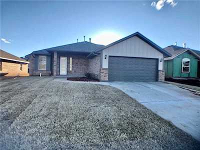 832 Twin Lakes Dr Noble, OK 73068
