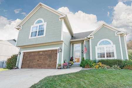 371 W Cheyenne St Gardner, KS 66030