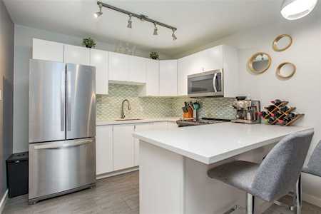 2033 W 7th Avenue #206 Vancouver, BC V6J 1T3