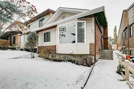 109 Edgehill Dr NW Calgary, AB T3A 3E3