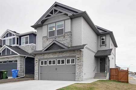 8 Nolanhurst Heights NW Calgary, AB T3R 1S7