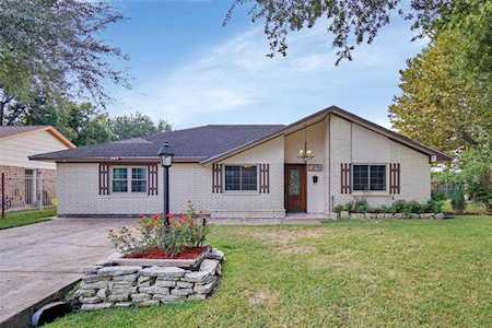635 Hidden Valley Dr Houston, TX 77037