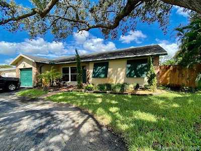 9521 S Johnson St Pembroke Pines, FL 33024