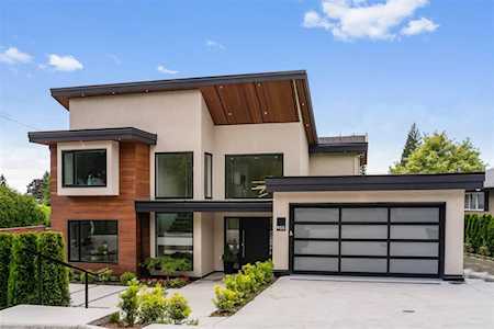 955 Forest Hills Drive North Vancouver, BC V7R 1N4