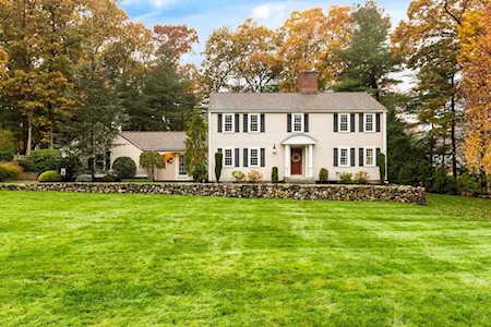 24 Robin Road Lynnfield, MA 01940