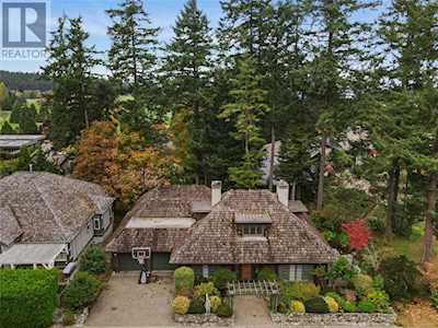 920 Matticks Wood Saanich, BC V8Y3H6