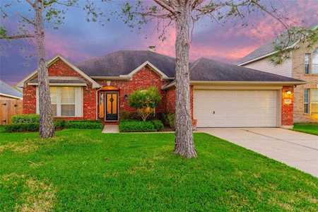 3042 Summercrest Dr Pearland, TX 77584