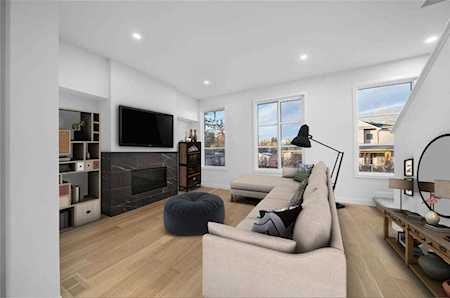 4303 16 St SW #3 Calgary, AB T2T 4J1