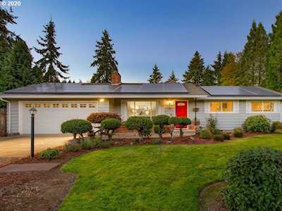 735 NE Rogahn St Hillsboro, OR 97124