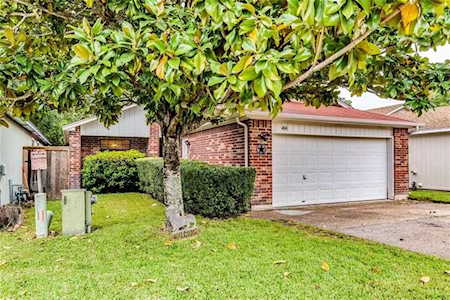 414 Village LN Buda, TX 78610