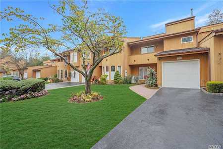 39 Kristin Ln Hauppauge, NY 11788