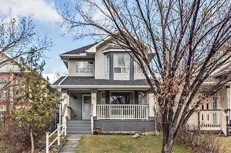 24 Martinridge Rd NE Calgary, AB T3J 3L4
