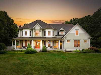 35 Dairy Dr Upton, MA 01568