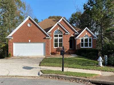 924 Fairview Club Circle Dacula, GA 30019