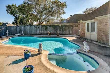 1736 Woodhill Court Bedford, TX 76021