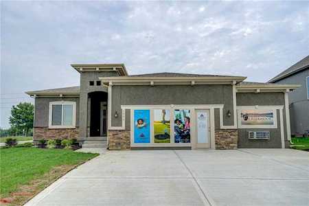 1531 Grandshire Dr Raymore, MO 64083