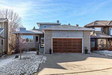 113 Woodridge Close SW Calgary, AB T2W 5M2
