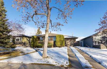 2032 Chicoutimi Dr NW Calgary, AB T2L 0V7