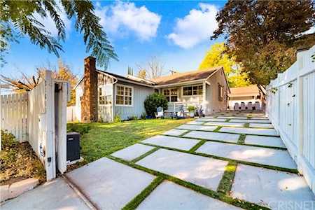 21813 Dumetz Road Woodland Hills, CA 91364