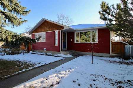 915 40 Ave NW Calgary, AB T2K 0E8