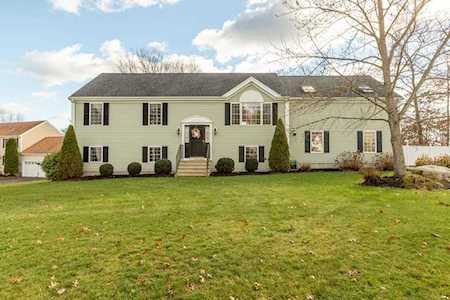 8 Powhattan Dr Taunton, MA 02718