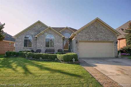17492 S Shinnecock Dr Macomb, MI 48042