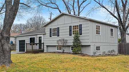 9917 Benson Dr Overland Park, KS 66212