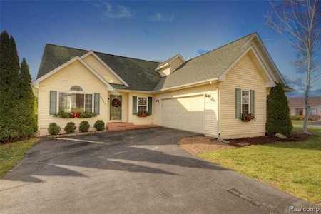 9315 Huron Park Dr Hamburg Twp, MI 48116