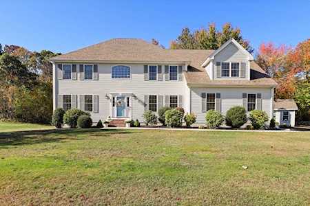 218 Olivia Dr Northbridge, MA 01534