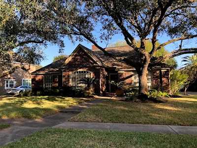 4923 Canterbury Ln Sugar Land, TX 77479
