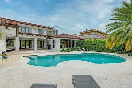418 Holiday Dr Hallandale Beach, FL 33009